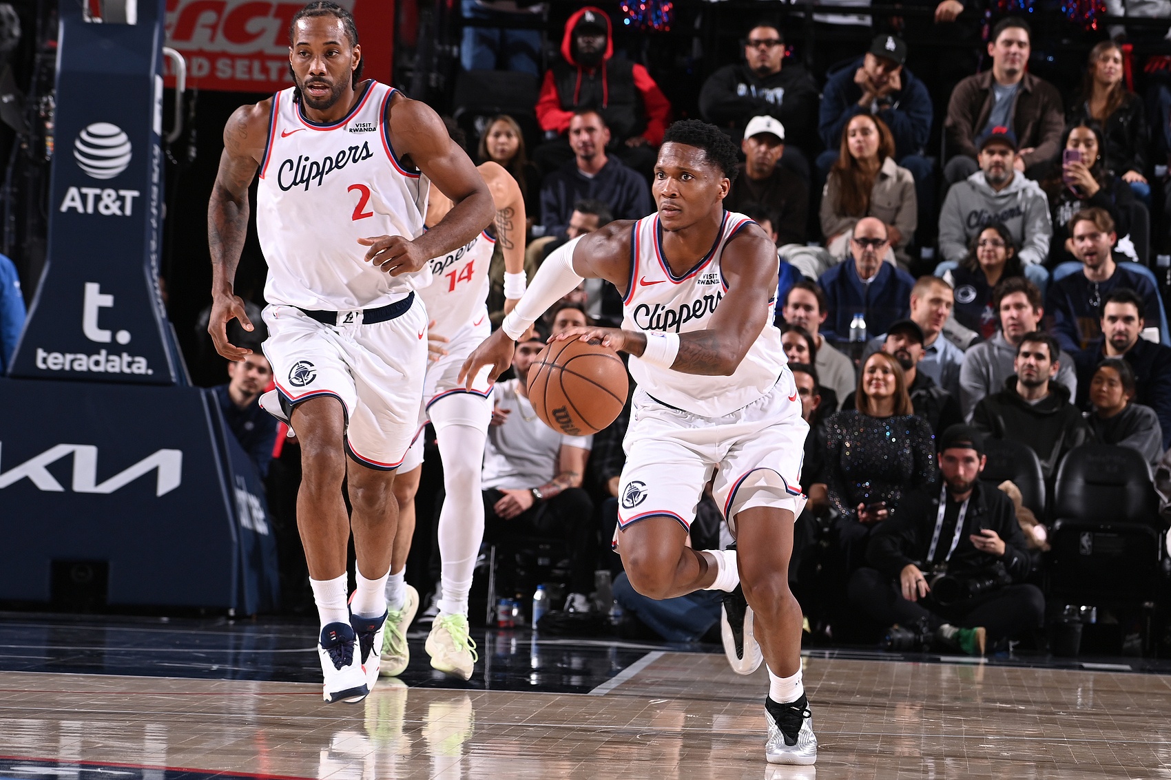 旺财28官方网站-用83天创造奇迹!快船交易后并未放弃 两大新援成战神卡左膀右臂